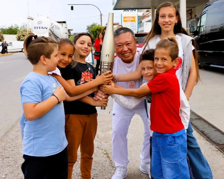 ▲巴黎奧運聖火傳遞中，中華奧會主席林鴻道擔任重要棒次，Zacharo小鎮集結上百名朝聖民眾。(圖/奧會提供)