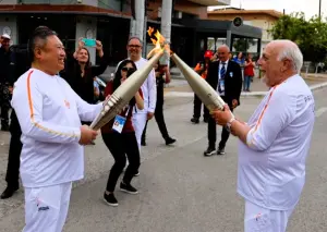 ▲巴黎奧運聖火傳遞中，中華奧會主席林鴻道(左)擔任重要棒次。(圖/奧會提供)