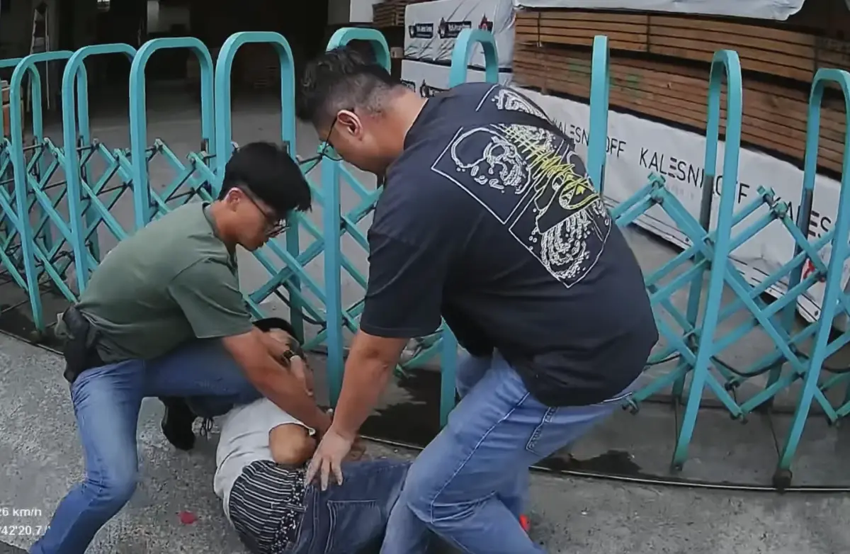 ▲台中一名黃姓男子涉及毒品案件，昨（16）日台中第二分局警方埋伏逮人時，黃男見狀拔腿狂奔，3名便衣刑警也在後不斷追趕，1名路過的Foodpanda外送員被「臨時徵召」，協助警方騎車追趕，一巴掌拍倒黃男後，警方隨即上前制伏。（圖／翻攝自臉書社團Foodpanda Ubereats 外送甘苦談（全台））