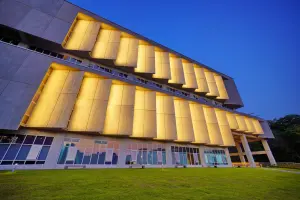 ▲政大校內的達賢圖書館從2019年11 月開館至今,已經 4 年多,周邊草坡、湖水和綠頭鴨吸引無數訪客打卡。(圖/取自政大網站) ▲政大校內的達賢圖書館從2019年11 月開館至今,已經 4 年多,周邊草坡、湖水和綠頭鴨吸引無數訪客打卡。(圖/取自政大網站)