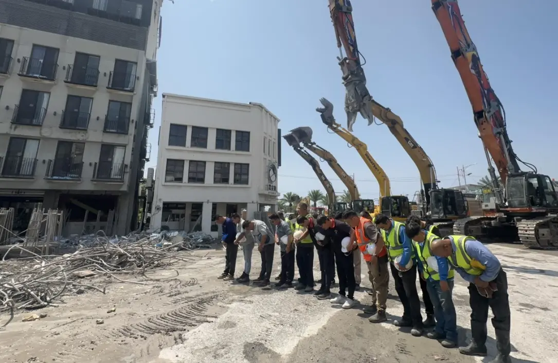 ▲歷經13天拆除作業，天王星大樓完成大樓主體拆除工作，今（17）日上午現場工作人員及5部怪手、大鋼牙、震碎機等重機械，朝向天王星大樓一字排開，工班們也脫下工程帽，向罹難者致意。（圖／花蓮縣府提供）