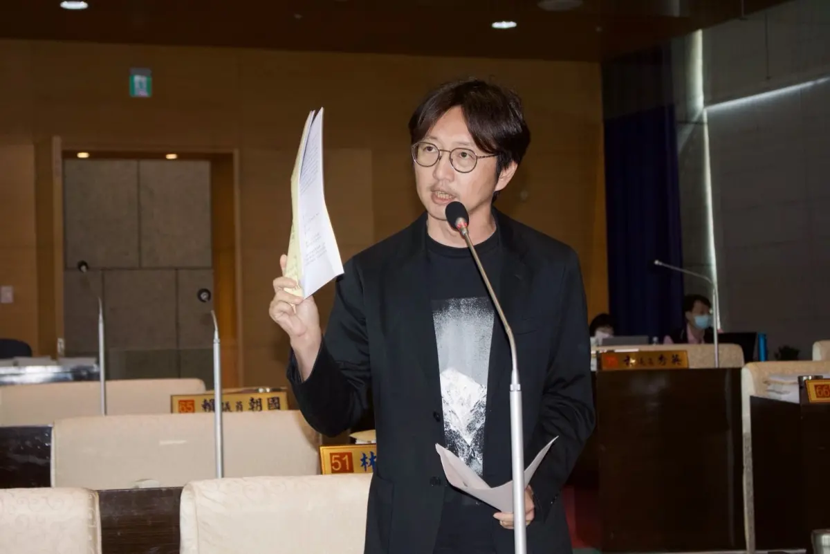 ▲議員江肇國指出，花蓮7.2強震，各學校災損通報是115件，都發局的通報只有10件，落差未免也太大。(圖／柳榮俊攝2024.4.17)