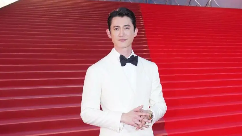 ▲吳慷仁日前被直擊低調現身香港機場，只見他在人群中守規矩排隊，並且將包包護於胸前避免影響身後旅客，展現高度公德心。（圖／翻攝自吳慷仁臉書）