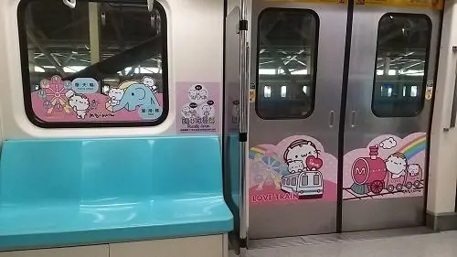▲台北捷運設有「親子友善車廂」，常有可愛插圖，讓家長帶著孩子搭乘。（示意圖／取自台北捷運官網）