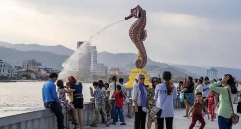▲柬埔寨新地標讓旅客質疑模仿新加坡的獅尾噴水雕像。（圖／翻攝自Khmer Times）