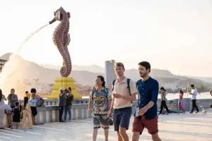 柬埔寨新地標(圖/貢布省旅遊局) ▲由於4月13日至16日是高棉的新年,海馬雕像在新年前舉行落成典禮。(圖/貢布省旅遊局)