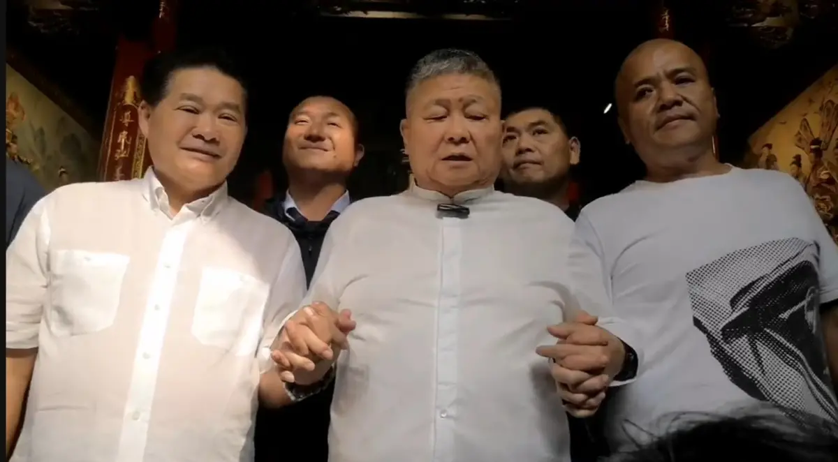 ▲顏清標牽起鄭銘坤（左）、鄭鴻文的手，強調今天「請媽祖見證，大家是好朋友也是好兄弟」。（圖／記者顏幸如攝，2024.04.17）