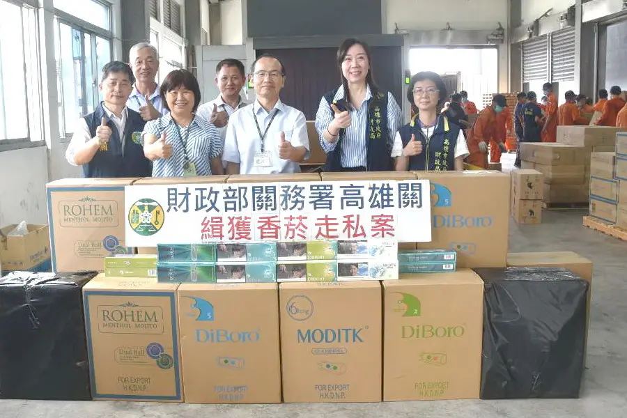 ▲高雄關緝獲轉口貨櫃匿藏市價逾4000萬元的洋菸700箱共35萬包。(圖／關務署高雄關提供)