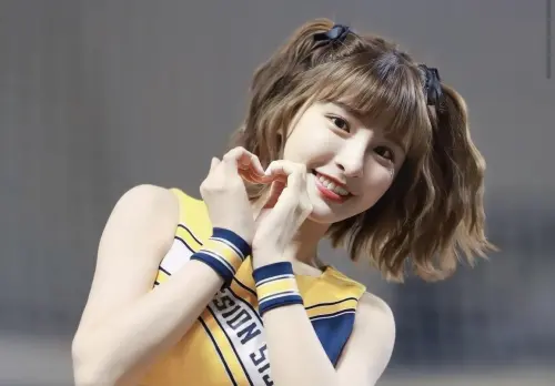 ▲中信兄弟啦啦隊女神峮峮以「炸裂舞」紅到海外，李珠珢、短今也曾因嗨跳這首應援引發話題。（圖／峮峮臉書）