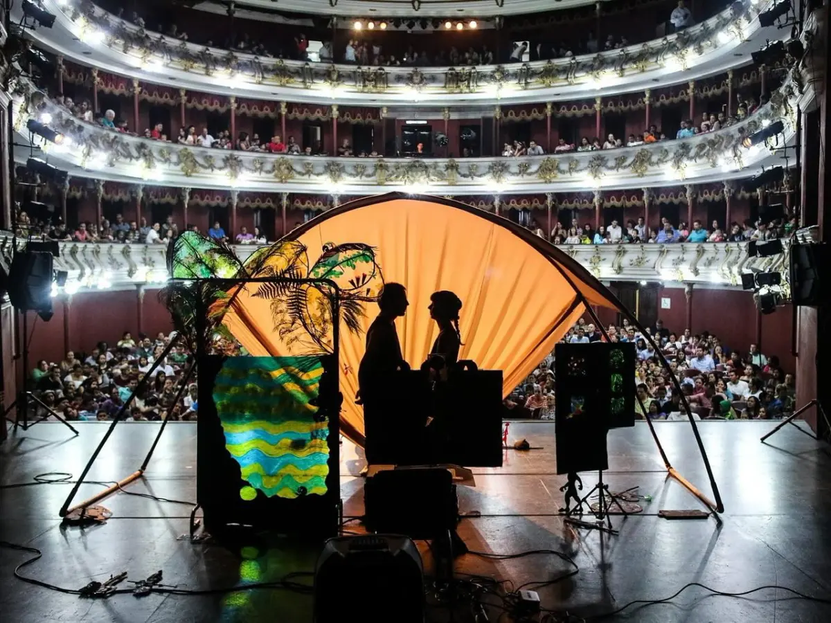 ▲首度到亞洲演出、來自巴西盧米亞托光影劇團《海洋的美麗傳說》，將以沉浸式的當代皮影光影劇場吸引大小朋友們認識世界彼端的神秘故事。（圖／高雄春天藝術節提供）