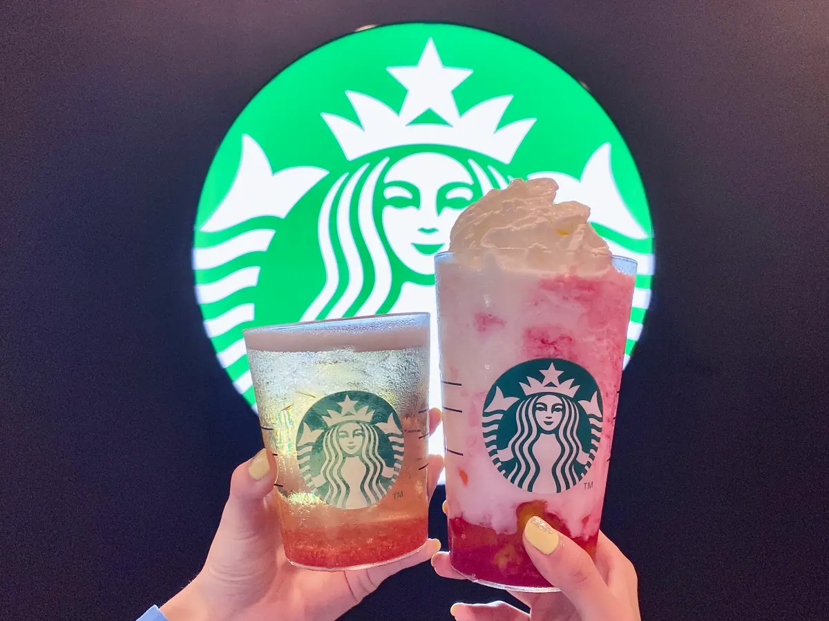 ▲凱米颱風登陸快閃4小時出海，本島縣市停班停課連放2天颱風假，全台開喝「星巴克買一送一」加送驚喜券！新品「草莓可可奶霜星冰樂」搶先喝77折；摩斯蒟蒻冰紅茶「買一送一」最後一天，防颱飲品優惠一次整理。（圖／記者蕭涵云攝）