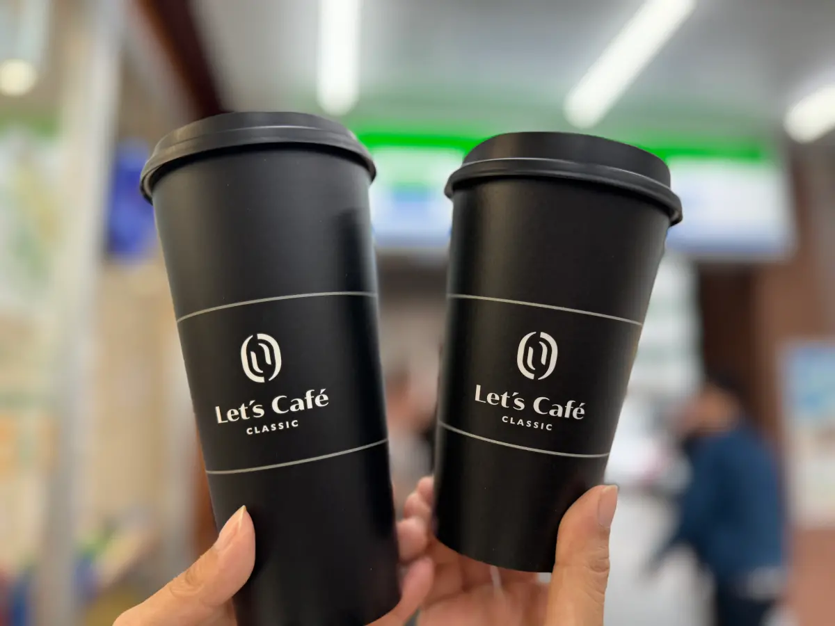 ▲父親節全家隨買跨店取推多款888元咖啡優惠組合，最低65折；7-11則是今（6）日起濃萃美式、濃萃拿鐵、卡布奇諾買一送一。（圖／記者鍾怡婷攝）