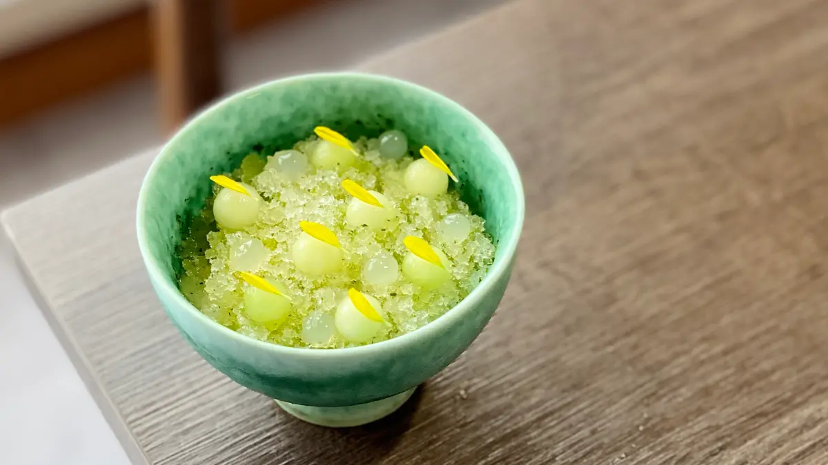 ▲全台唯一入選《米其林指南》台中必比登推介的冰淇淋甜點MINIMAL，由一星餐廳「澀Sur-」延伸成立。主廚萬士傑Arvin在2024春季套餐玩「溫度」，從-196℃起吃7種溫感。（圖／記者蕭涵云攝）