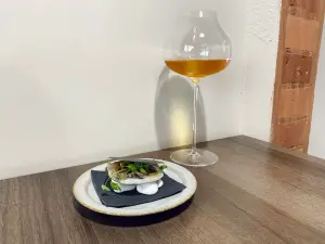 ▲「180℃ 米/毛豆」熱煎粿鹹點搭配「包種茶/柚子/味噌」Mocktail。（圖／記者蕭涵云攝）