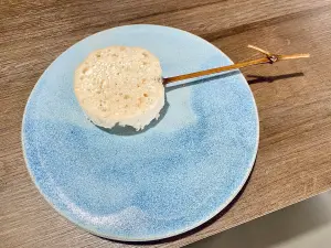 全台唯一必比登冰淇淋!台中MINIMAL春季菜單:-196℃起吃7種溫度 ▲「-40℃ 野薑花/清酒」一上桌就提醒要盡快享用,才拍一會照,表面冰晶就融化如裹上糖漿的感覺。(圖/記者蕭涵云攝)