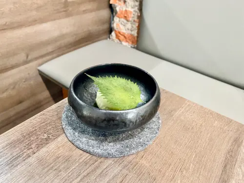 全台唯一必比登冰淇淋!台中MINIMAL春季菜單:-196℃起吃7種溫度 ▲「-12℃ 酢漿草/紫蘇/茴香」是MINIMAL經典菜色之一。(圖/記者蕭涵云攝)