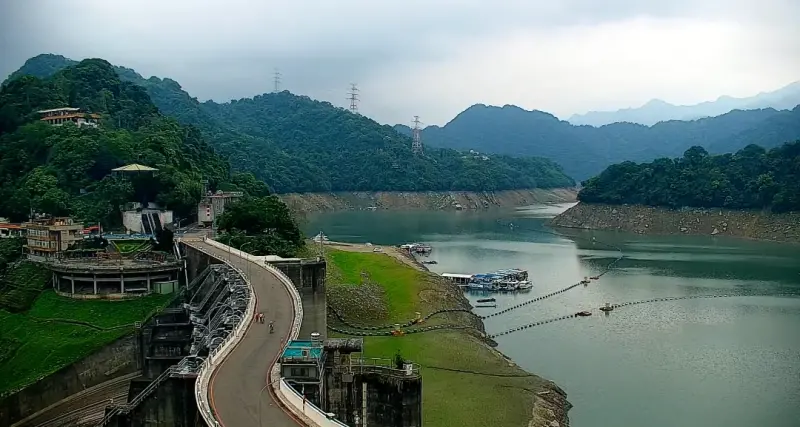 ▲台灣水情拉警報，截至今（21）日上午10時，還有14座水庫蓄水量不到一半。（圖／石門水庫即時影像）
