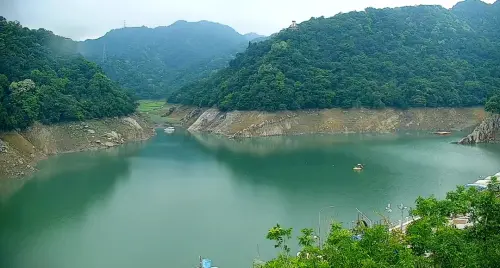 ▲石門水庫今天清晨彷彿被蓋上一層防護罩，僅是雲層稍多，幾乎沒有降雨。（圖／石門水庫即時影像）