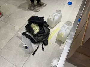 台中勤美誠品,縱火 ▲警方查扣2桶塑膠桶、2只打火機、1個黑色背包等證物。(圖/翻攝畫面)