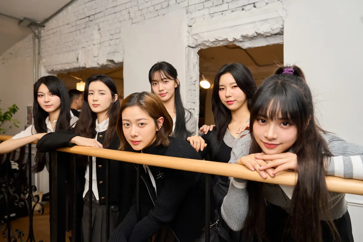 ▲幻藍小熊（GENBLUE）媛媛（左起）、毓、采甄（後）、XXIN（前）、Ayeon、Nico當練習生壓力大，成員亂經、自打巴掌通通有。（圖／天空娛樂）