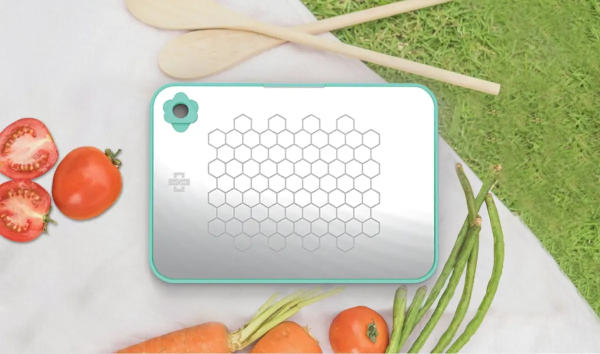 ▲股東紀念品界的指標一直以來都以中鋼為準，去年推出的「砧心有您」抗菌多功能不鏽鋼砧板組，同樣也是廣受好評。（圖/中鋼提供）