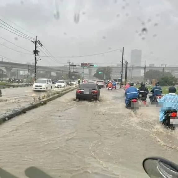 ▲新北市二重疏洪道越堤道路有多處淹水，呈現黃土色「路河」狀態。（圖／翻攝自臉書粉專「我是蘆洲人 LoveLuzhou」）