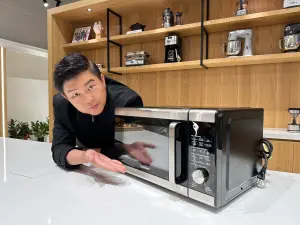 ▲曾國城分享，Cuisinart美膳雅的三合一多功能微波氣炸烤箱，可以在短短的30分鐘內搞定三菜一湯。（圖／NOWnews攝）