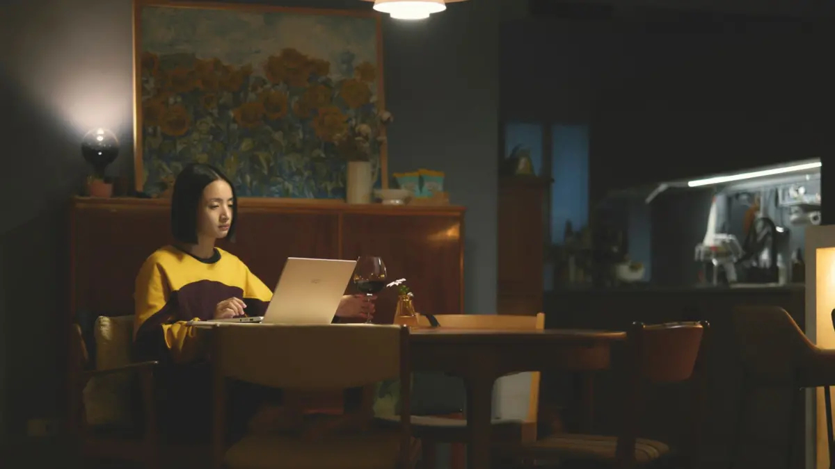 ▲簡慶芬（林依晨飾）和何瑞之（賀軍翔飾）的溫馨小屋太美，網友質疑小康家庭的財力很難達到。（圖／《不夠善良的我們》臉書）