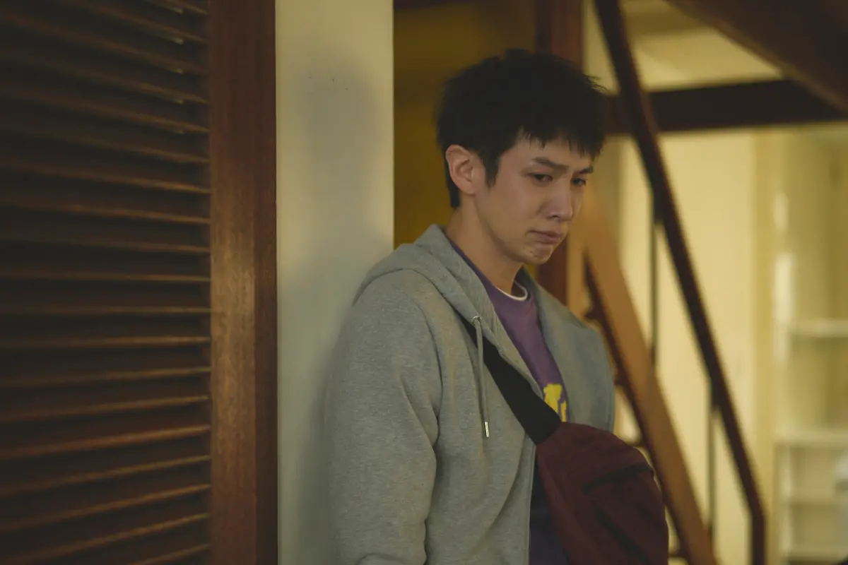 ▲柯震東在《不夠善良的我們》飾演守候在許瑋甯身後的小鮮肉，哭戲令人心碎，而許瑋甯護航藝人吸毒的情節，被認為是在幫他洗白。（圖／公視、MyVideo提供）