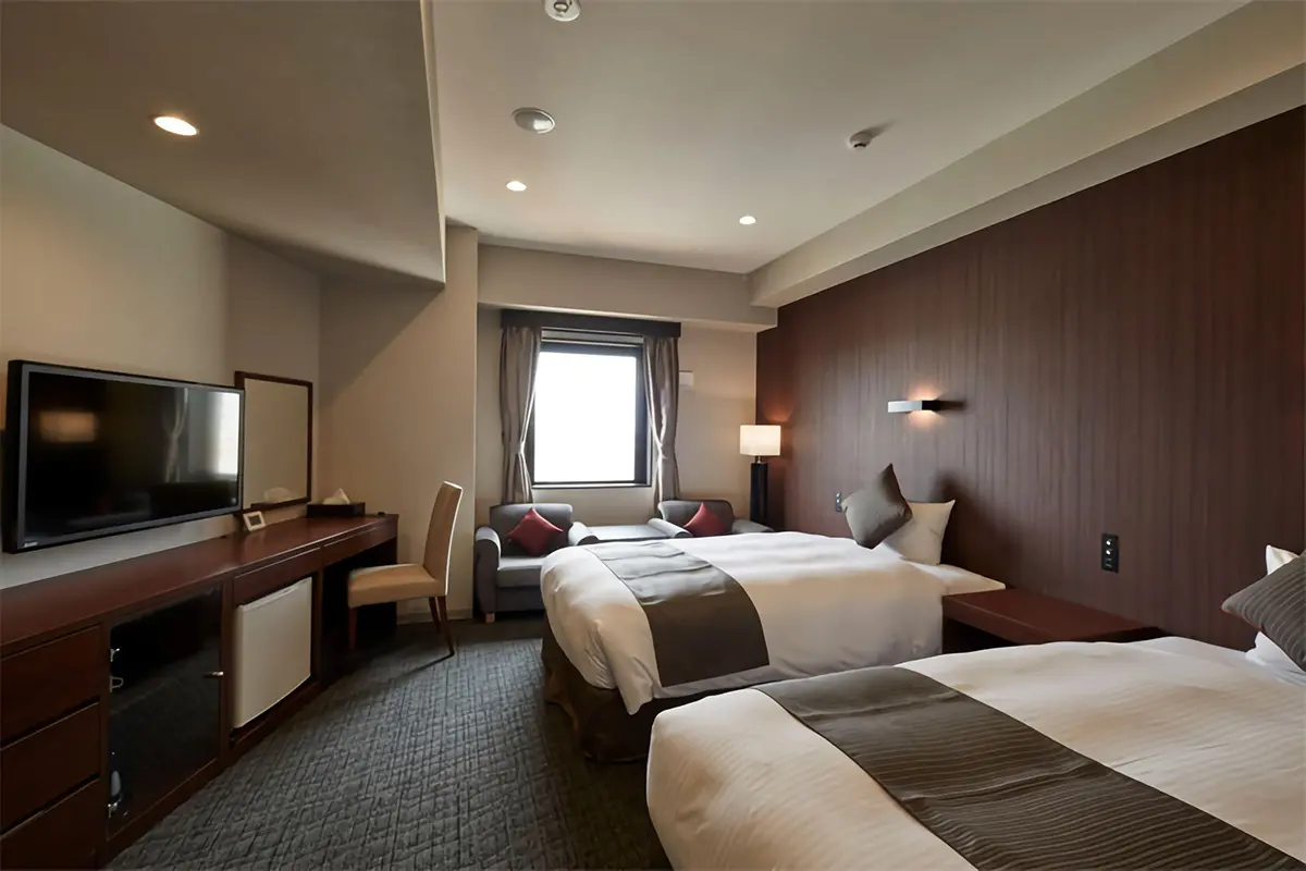 ▲易遊網即日起限定7天，針對日本住宿推出39折優惠，每晚1250元就能入住「那霸阿札特飯店」，位置極為優越，距離輕軌安里站步行不用1分鐘。（圖／易遊網提供）