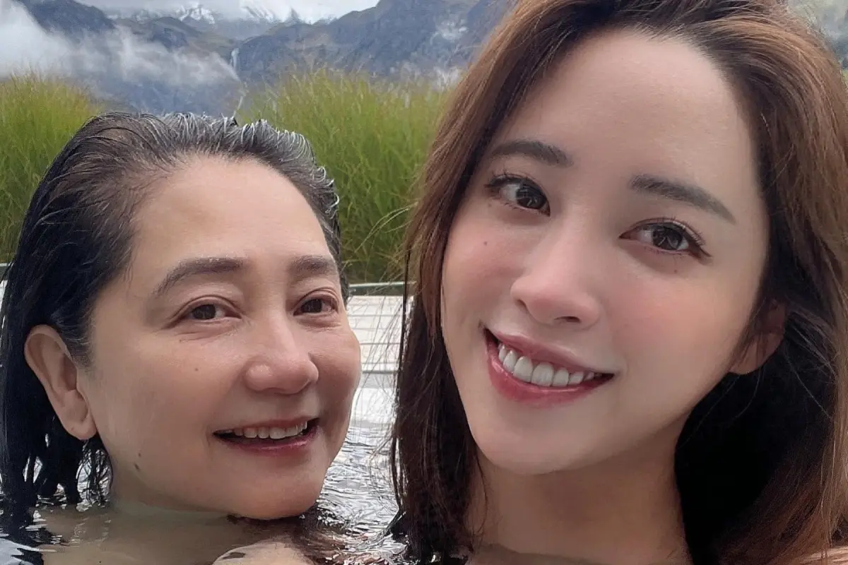 ▲傅娟（左）攜3個女兒登上陸綜，歐陽妮妮被抓到硬學大陸腔，導致她舌頭打結，超尬片段曝光。（圖／歐陽妮妮臉書）