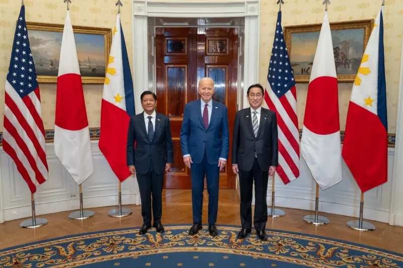 ▲美日菲領袖高峰會談，美國總統拜登(中)與日本首相岸田文雄(右)以及菲律賓總統小馬可仕會面，並達成一系列國防與投資協議。（圖／FB@/President Joe Biden）