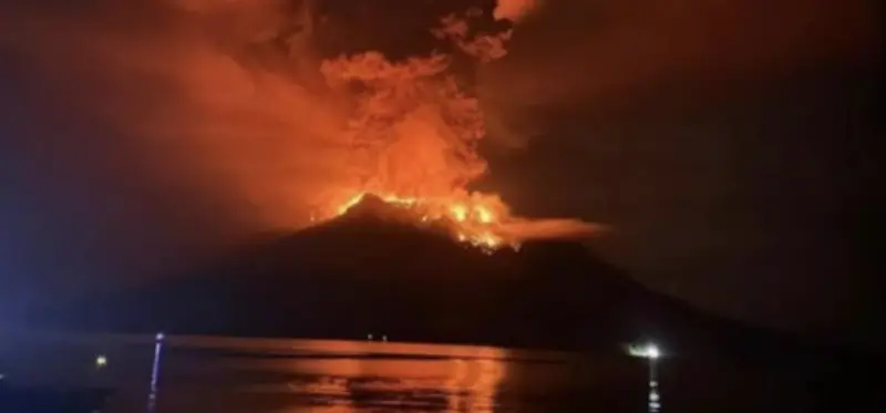 ▲印尼魯昂火山口不斷有岩漿噴出，火光幾乎照亮夜空。（圖／翻攝自X）