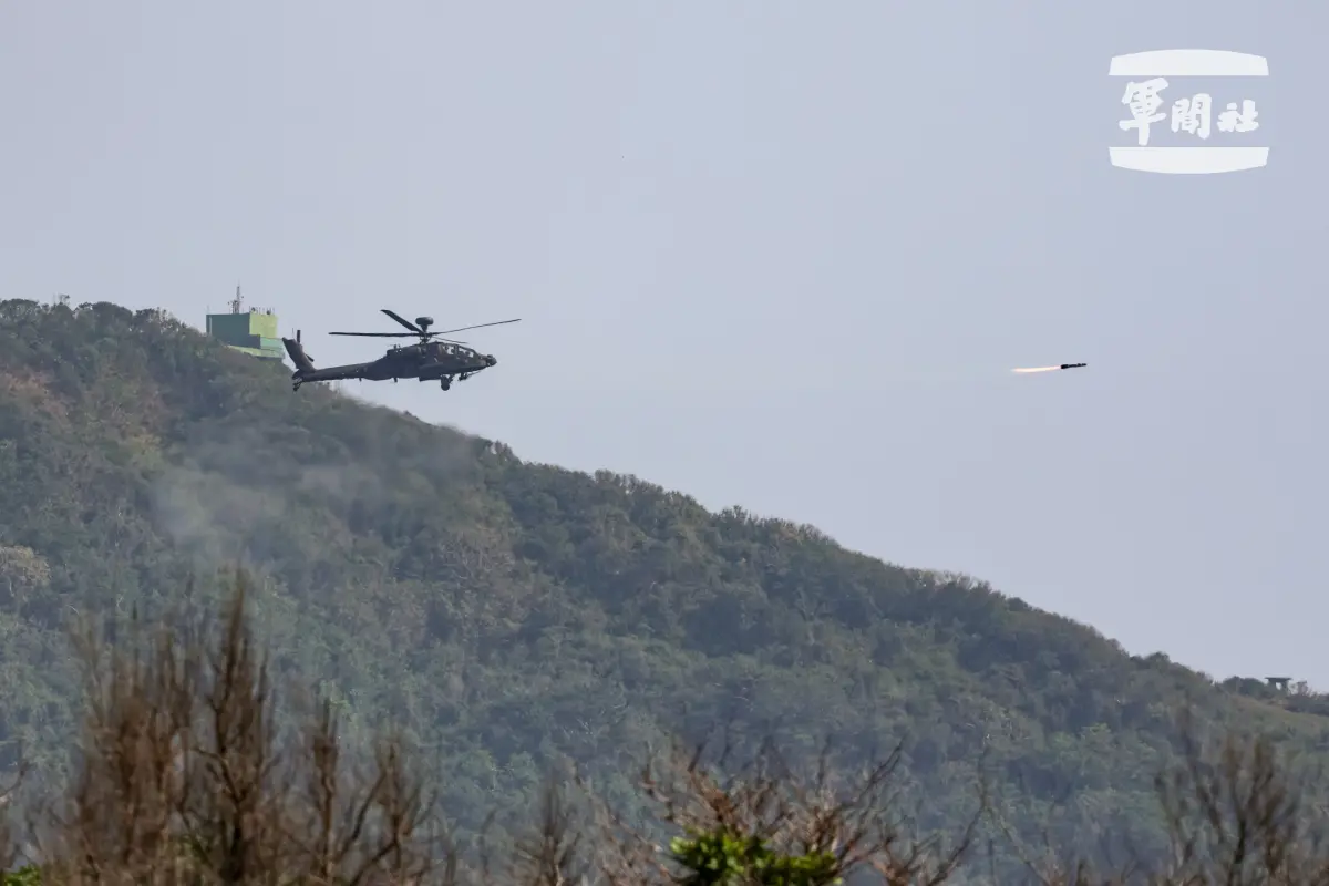 ▲陸軍「神鷹操演」，AH-64E阿帕契攻擊直升機發射地獄火飛彈。（圖／軍聞社提供）