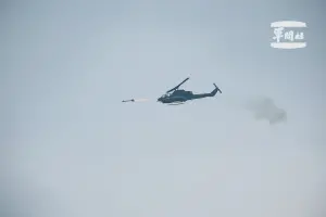 ▲AH-1W眼鏡蛇攻擊直升機發射響尾蛇空對空飛彈。（圖／軍聞社提供）