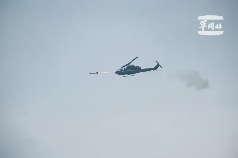 ▲AH-1W眼鏡蛇攻擊直升機發射響尾蛇空對空飛彈。(圖/軍聞社提供)