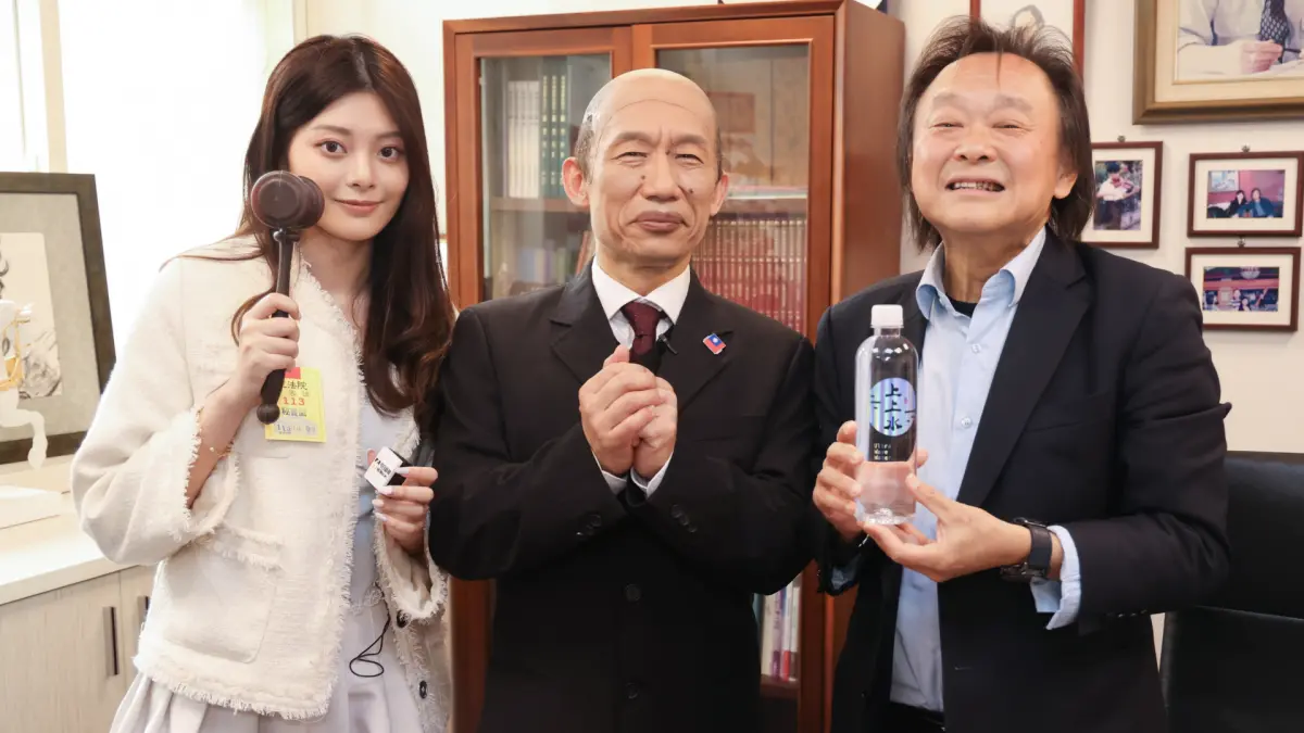 ▲郭子乾巧扮立法院院長韓國瑜的分身「韓國魚」（中）突擊立法委員辦公室，右為立委王世堅。（圖／《鄉民大學問》提供）