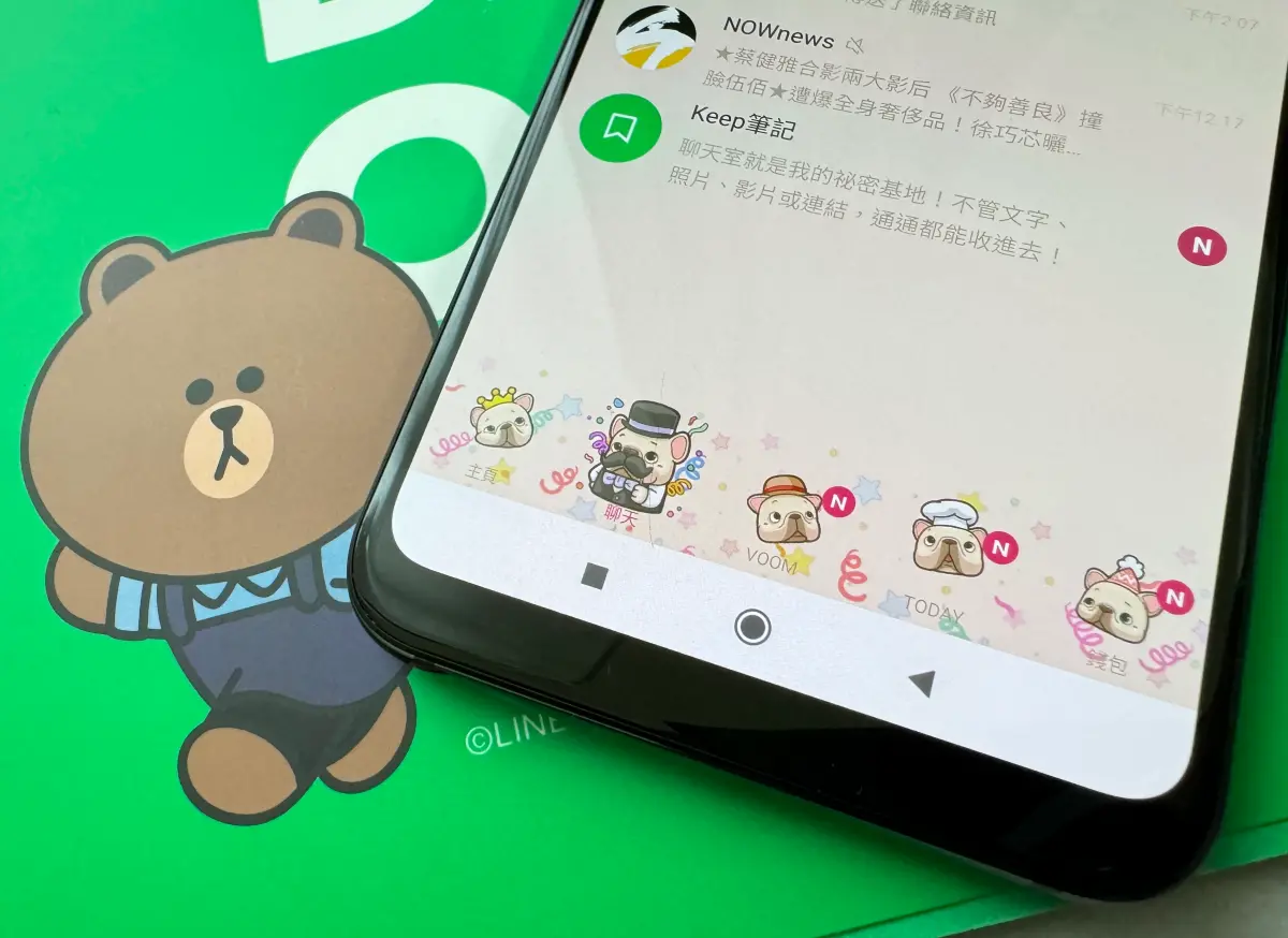 ▲LINE推出4款主題桌面可以免費限時使用，但需要先加入「LINE 貼圖最前線」官方帳號為好友，才能免費下載。（圖／記者周淑萍攝）