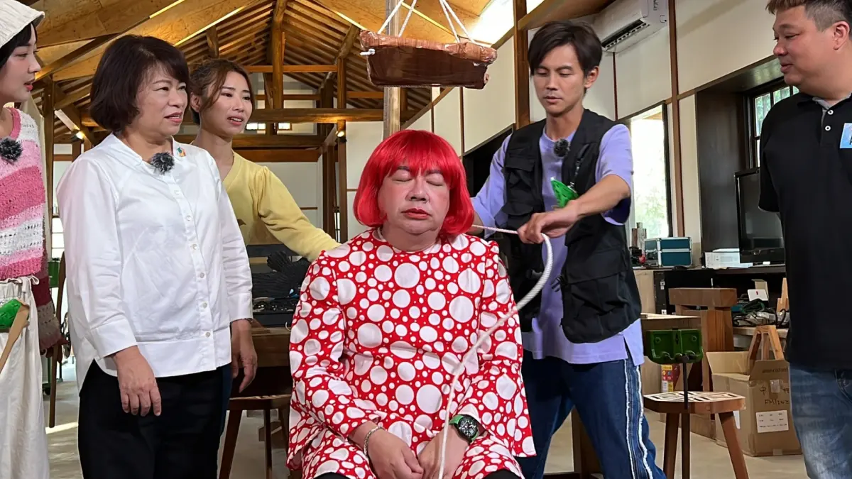 ▲「假摔之王」為了宣傳新專輯，先是假摔又是扮成「草間迷生」。（圖／民視提供）