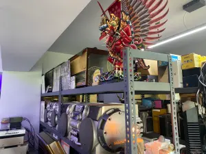 ▲開放式層架展示蕭青陽旅遊戰利品「守護神」雕像,還有各式90年代音響,所幸在403地震中都沒發生災情。(圖/記者徐銘穗攝) ▲開放式層架展示蕭青陽旅遊戰利品「守護神」雕像,還有各式90年代音響,所幸在403地震中都沒發生災情。(圖/記者徐銘穗攝)