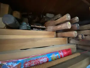 ▲收納了蕭青陽麵包師爸爸昔日用的模具。(圖/記者徐銘穗攝) ▲收納了蕭青陽麵包師爸爸昔日用的模具。(圖/記者徐銘穗攝)
