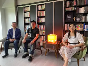 ▲左起特力屋零售事業群總經理張栢青、蕭青陽、特力屋行銷總監張瓈今。後方的「拉門櫃」只用4片門板,打造空間層次感。(圖/記者徐銘穗攝) ▲左起特力屋零售事業群總經理張栢青、蕭青陽、特力屋行銷總監張瓈今。後方的「拉門櫃」只用4片門板,打造空間層次感。(圖/記者徐銘穗攝)