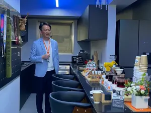 ▲蕭青陽晚上犒賞自己的黑色酒吧風小廚房。(圖/記者徐銘穗攝) ▲蕭青陽晚上犒賞自己的黑色酒吧風小廚房。(圖/記者徐銘穗攝)