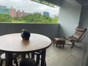 ▲蕭青陽工作室陽台看出去正是八二三紀念公園(4號公園),舉目是一片宜人的綠。(圖/記者徐銘穗攝) ▲蕭青陽工作室陽台看出去正是八二三紀念公園(4號公園),舉目是一片宜人的綠。(圖/記者徐銘穗攝)