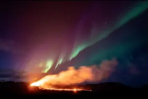冰島火山噴發與極光爭輝！超罕見奇景　大自然壯麗譜寫冰與火之歌
