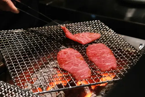 台北又有新開板前燒肉餐廳「牛花 USHI HANA」,強調不定期替換內容,已無菜單料理方式讓賓客品嚐以日本A5和牛「赤身部位」為主角的頂級和牛饗宴,每人每套2,880元起。(圖/記者葉盛耀攝) ▲台北又有新開板前燒肉餐廳「牛花 USHI HANA」,強調不定期替換內容,已無菜單料理方式讓賓客品嚐以日本A5和牛「赤身部位」為主角的頂級和牛饗宴,每人每套2,880元起。(圖/記者葉盛耀攝)