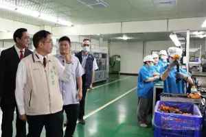 ▲黃偉哲除肯定該公司長期超額進用身心障礙員工,並肯定創辦人董事長黃文献建立一套視員工為家人的的企業文化,及樹立勞資共榮的企業典範。(圖/台南市府提供) ▲黃偉哲除肯定該公司長期超額進用身心障礙員工,並肯定創辦人董事長黃文献建立一套視員工為家人的的企業文化,及樹立勞資共榮的企業典範。(圖/台南市府提供)