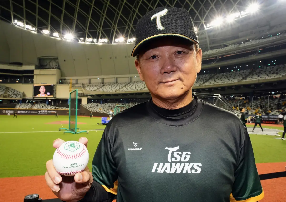 ▲台鋼雄鷹總教練洪一中確實被關在球場地下室，高雄市運發局坦承疏失。（圖／台鋼提供）