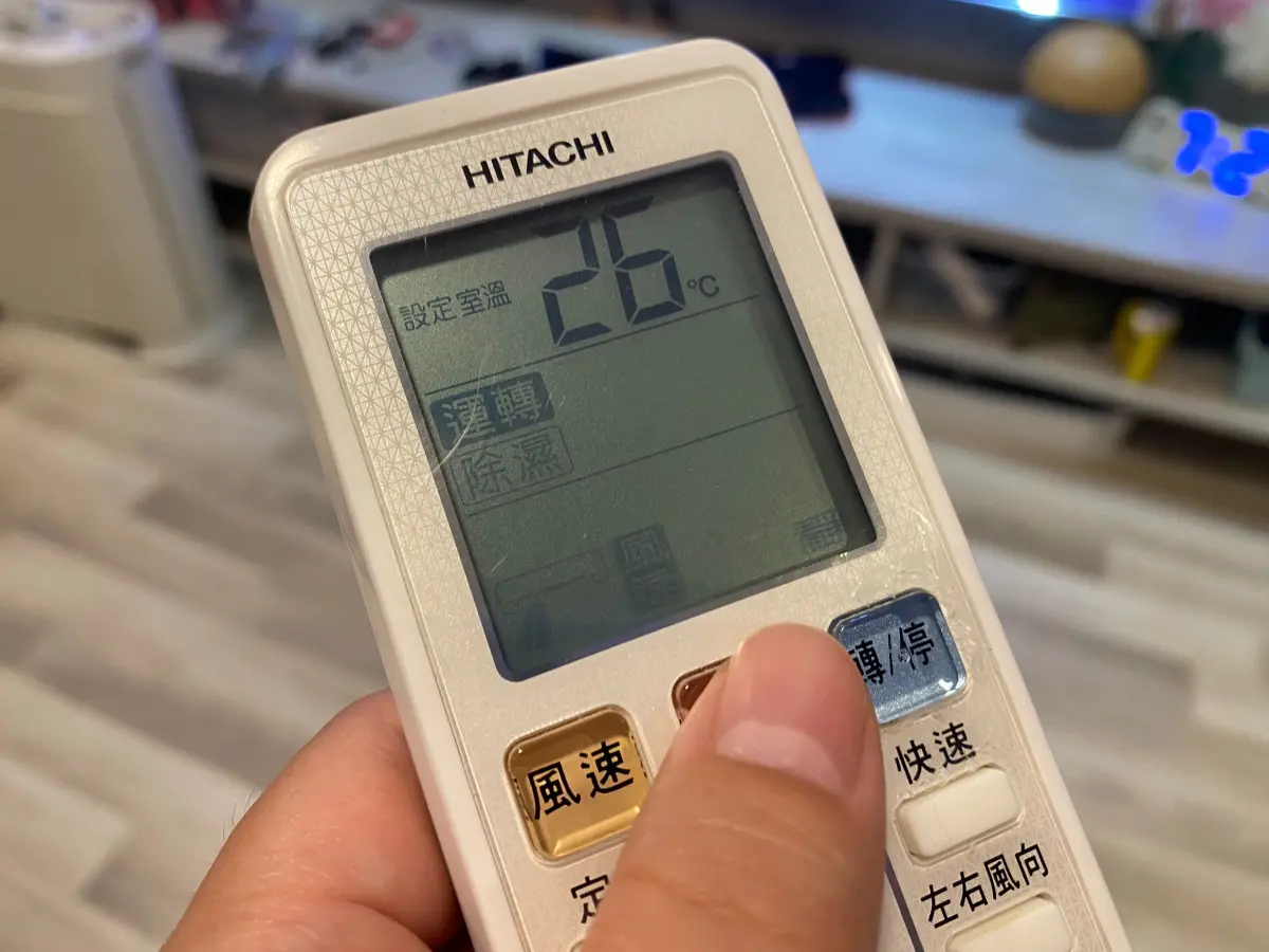 ▲冷氣機遙控器上的「除溼」按鍵真的超耗電嗎？專家表示在陰天、雨天及天氣不冷不熱時開冷氣除濕，反而能快速降溫並省電。（圖／記者徐銘穗攝）