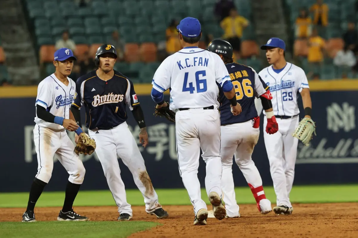 ▲富邦悍將守備大亂，夾殺還差點失誤！主播「錢公」錢定遠抓狂大吼：逼回去就好了啊。（圖／富邦悍將提供）